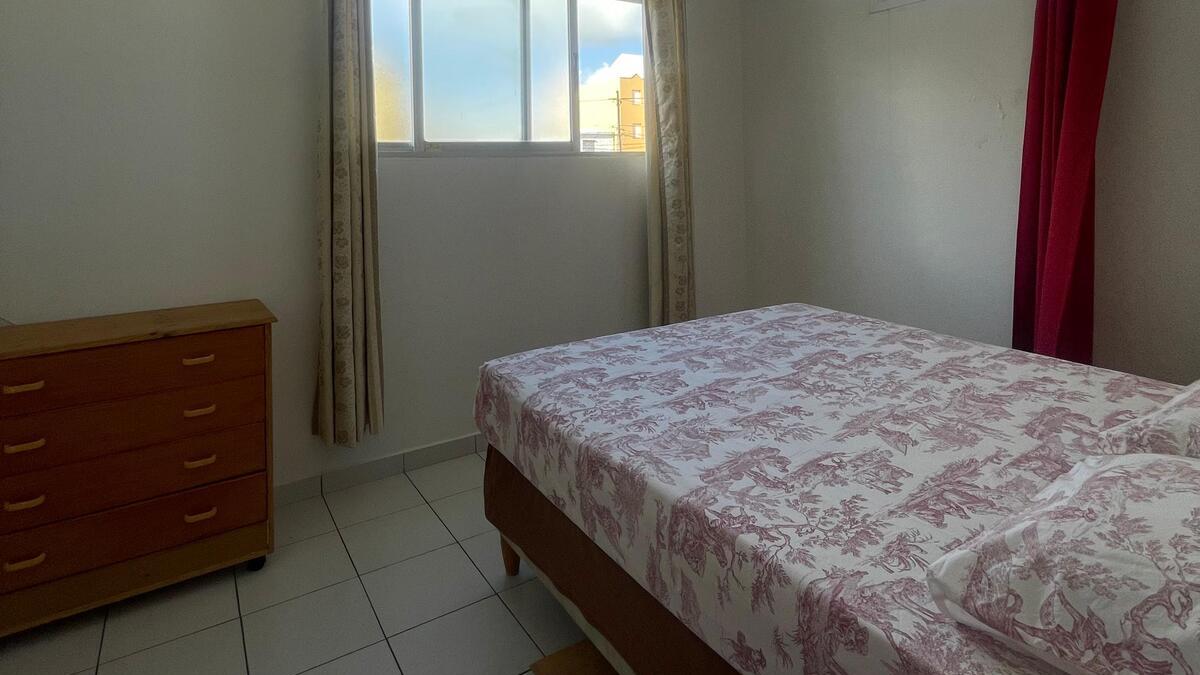 Chambre climatisée avec literie dans votre location appartement Sainte-Anne