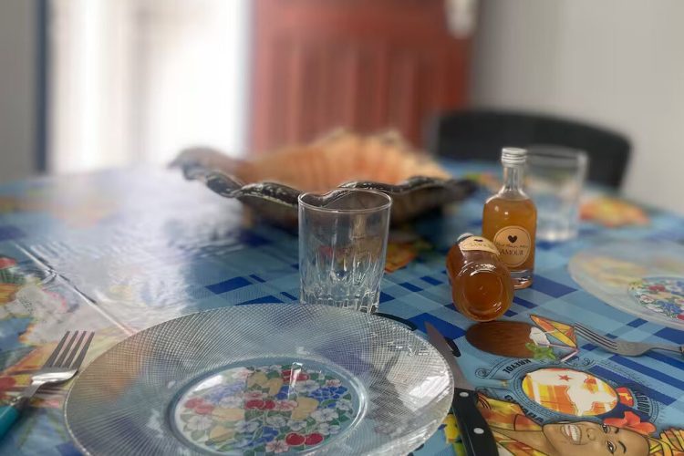 Espace de repas, idéal pour une location appartement Sainte-Anne réussie.